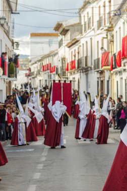 Velez Malaga, İspanya - 25 Mart 2018 insanlar kutsal bir haftada bir İspanyol şehir, Paskalya bağlı alayı katılan