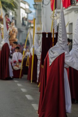 Velez Malaga, İspanya - 25 Mart 2018 insanlar kutsal bir haftada bir İspanyol şehir, Paskalya bağlı alayı katılan