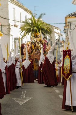 Velez Malaga, İspanya - 25 Mart 2018 insanlar kutsal bir haftada bir İspanyol şehir, Paskalya bağlı alayı katılan