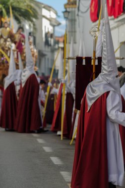 Velez Malaga, İspanya - 25 Mart 2018 insanlar kutsal bir haftada bir İspanyol şehir, Paskalya bağlı alayı katılan