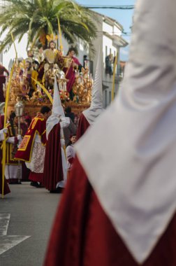 Velez Malaga, İspanya - 25 Mart 2018 insanlar kutsal bir haftada bir İspanyol şehir, Paskalya bağlı alayı katılan