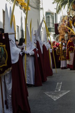 Velez Malaga, İspanya - 25 Mart 2018 insanlar kutsal bir haftada bir İspanyol şehir, Paskalya bağlı alayı katılan