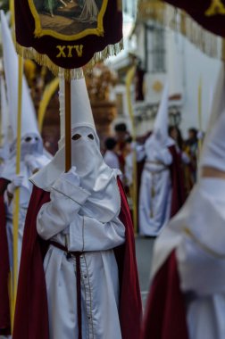 Velez Malaga, İspanya - 25 Mart 2018 insanlar kutsal bir haftada bir İspanyol şehir, Paskalya bağlı alayı katılan