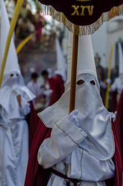 Velez Malaga, İspanya - 25 Mart 2018 insanlar geçit töreninde kutsal hafta İspanyol bir şehirde, Paskalya katılan