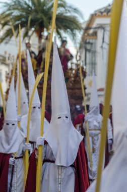 Velez Malaga, İspanya - 25 Mart 2018 insanlar geçit töreninde kutsal hafta İspanyol bir şehirde, Paskalya katılan