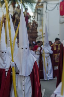 Velez Malaga, İspanya - 25 Mart 2018 insanlar geçit töreninde kutsal hafta İspanyol bir şehirde, Paskalya katılan