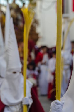 Velez Malaga, İspanya - 25 Mart 2018 insanlar geçit töreninde kutsal hafta İspanyol bir şehirde, Paskalya katılan