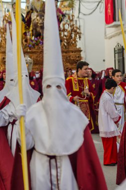 Velez Malaga, İspanya - 25 Mart 2018 insanlar geçit töreninde kutsal hafta İspanyol bir şehirde, Paskalya katılan