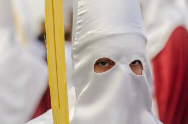 Velez Malaga, İspanya - 25 Mart 2018 insanlar geçit töreninde kutsal hafta İspanyol bir şehirde, Paskalya katılan