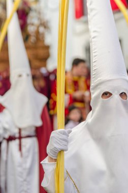 Velez Malaga, İspanya - 25 Mart 2018 insanlar geçit töreninde kutsal hafta İspanyol bir şehirde, Paskalya katılan