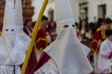 Velez Malaga, İspanya - 25 Mart 2018 insanlar geçit töreninde kutsal hafta İspanyol bir şehirde, Paskalya katılan