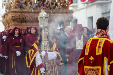 Velez Malaga, İspanya - 25 Mart 2018 insanlar geçit töreninde kutsal hafta İspanyol bir şehirde, Paskalya katılan