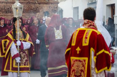 Velez Malaga, İspanya - 25 Mart 2018 insanlar geçit töreninde kutsal hafta İspanyol bir şehirde, Paskalya katılan