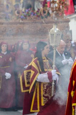Velez Malaga, İspanya - 25 Mart 2018 insanlar geçit töreninde kutsal hafta İspanyol bir şehirde, Paskalya katılan