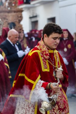 Velez Malaga, İspanya - 25 Mart 2018 insanlar geçit töreninde kutsal hafta İspanyol bir şehirde, Paskalya katılan