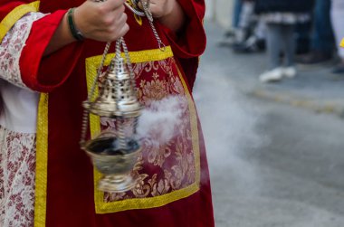 Velez Malaga, İspanya - 25 Mart 2018 insanlar geçit töreninde kutsal hafta İspanyol bir şehirde, Paskalya katılan