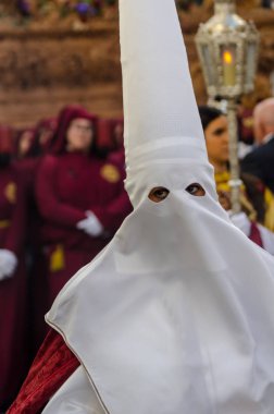 Velez Malaga, İspanya - 25 Mart 2018 insanlar geçit töreninde kutsal hafta İspanyol bir şehirde, Paskalya katılan