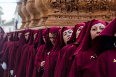 Velez Malaga, İspanya - 25 Mart 2018 insanlar geçit töreninde kutsal hafta İspanyol bir şehirde, Paskalya katılan