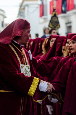 Velez Malaga, İspanya - 25 Mart 2018 insanlar geçit töreninde kutsal hafta İspanyol bir şehirde, Paskalya katılan