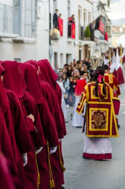 Velez Malaga, İspanya - 25 Mart 2018 insanlar geçit töreninde kutsal hafta İspanyol bir şehirde, Paskalya katılan