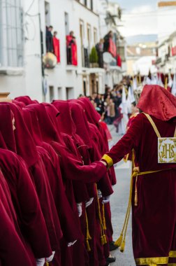 Velez Malaga, İspanya - 25 Mart 2018 insanlar geçit töreninde kutsal hafta İspanyol bir şehirde, Paskalya katılan
