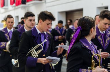 Velez Malaga, İspanya - 25 Mart 2018 insanlar geçit töreninde kutsal hafta İspanyol bir şehirde, Paskalya katılan