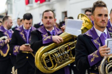 Velez Malaga, İspanya - 25 Mart 2018 insanlar geçit töreninde kutsal hafta İspanyol bir şehirde, Paskalya katılan