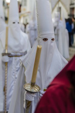 Velez Malaga, İspanya - 25 Mart 2018 insanlar geçit töreninde kutsal hafta İspanyol bir şehirde, Paskalya katılan
