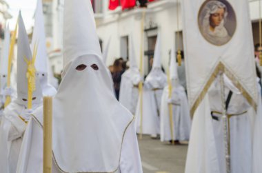 Velez Malaga, İspanya - 25 Mart 2018 insanlar geçit töreninde kutsal hafta İspanyol bir şehirde, Paskalya katılan