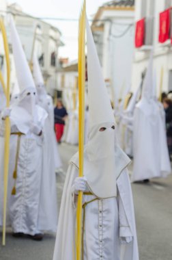 Velez Malaga, İspanya - 25 Mart 2018 insanlar geçit töreninde kutsal hafta İspanyol bir şehirde, Paskalya katılan