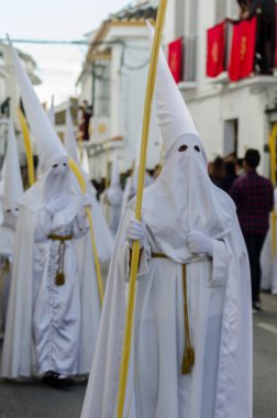 Velez Malaga, İspanya - 25 Mart 2018 insanlar geçit töreninde kutsal hafta İspanyol bir şehirde, Paskalya katılan