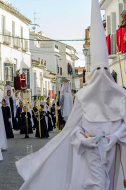 Velez Malaga, İspanya - 25 Mart 2018 insanlar geçit töreninde kutsal hafta İspanyol bir şehirde, Paskalya katılan