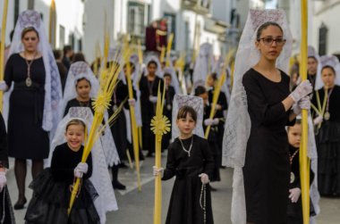 Velez Malaga, İspanya - 25 Mart 2018 insanlar geçit töreninde kutsal hafta İspanyol bir şehirde, Paskalya katılan