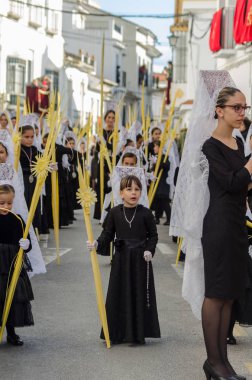 Velez Malaga, İspanya - 25 Mart 2018 insanlar geçit töreninde kutsal hafta İspanyol bir şehirde, Paskalya katılan