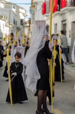 Velez Malaga, İspanya - 25 Mart 2018 insanlar geçit töreninde kutsal hafta İspanyol bir şehirde, Paskalya katılan