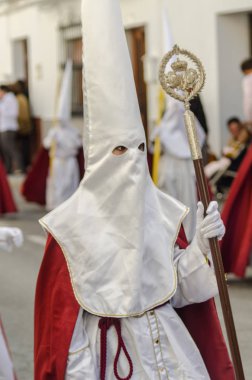 Velez Malaga, İspanya - 25 Mart 2018 insanlar geçit töreninde kutsal hafta İspanyol bir şehirde, Paskalya katılan