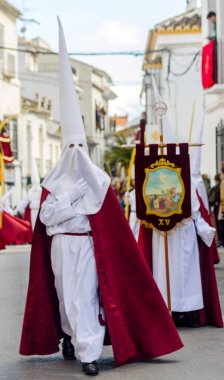 Velez Malaga, İspanya - 25 Mart 2018 insanlar geçit töreninde kutsal hafta İspanyol bir şehirde, Paskalya katılan