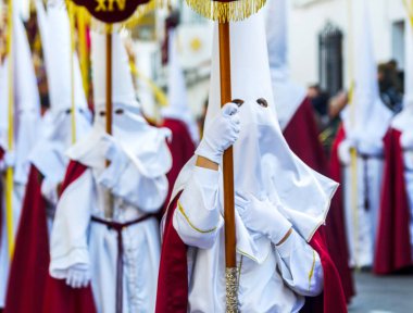 Velez Malaga, İspanya - 25 Mart 2018 insanlar geçit töreninde kutsal hafta İspanyol bir şehirde, Paskalya katılan