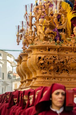 Velez Malaga, İspanya - 25 Mart 2018 insanlar geçit töreninde kutsal hafta İspanyol bir şehirde, Paskalya katılan