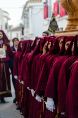 Velez Malaga, İspanya - 25 Mart 2018 insanlar geçit töreninde kutsal hafta İspanyol bir şehirde, Paskalya katılan