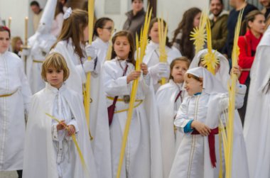 Velez Malaga, İspanya - 25 Mart 2018 insanlar geçit töreninde kutsal hafta İspanyol bir şehirde, Paskalya katılan