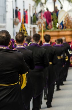 Velez Malaga, İspanya - 25 Mart 2018 insanlar geçit töreninde kutsal hafta İspanyol bir şehirde, Paskalya katılan
