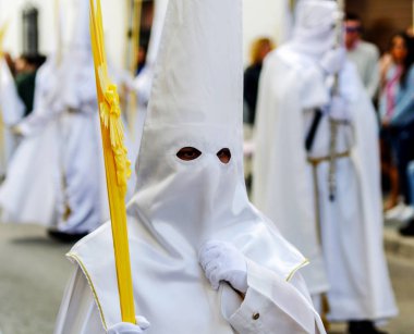 Velez Malaga, İspanya - 25 Mart 2018 insanlar geçit töreninde kutsal hafta İspanyol bir şehirde, Paskalya katılan