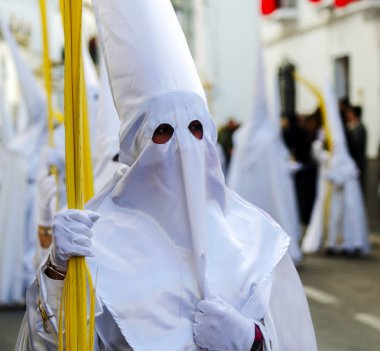 Velez Malaga, İspanya - 25 Mart 2018 insanlar geçit töreninde kutsal hafta İspanyol bir şehirde, Paskalya katılan