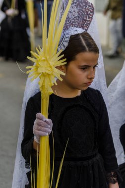 Velez Malaga, İspanya - 25 Mart 2018 insanlar geçit töreninde kutsal hafta İspanyol bir şehirde, Paskalya katılan