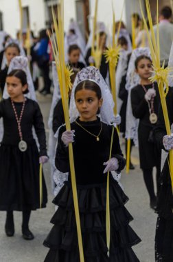 Velez Malaga, İspanya - 25 Mart 2018 insanlar geçit töreninde kutsal hafta İspanyol bir şehirde, Paskalya katılan