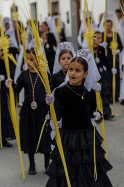 Velez Malaga, İspanya - 25 Mart 2018 insanlar geçit töreninde kutsal hafta İspanyol bir şehirde, Paskalya katılan