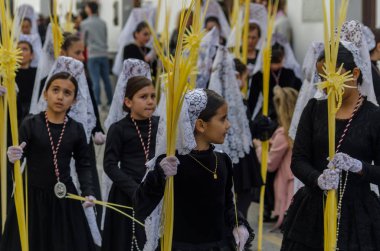 Velez Malaga, İspanya - 25 Mart 2018 insanlar geçit töreninde kutsal hafta İspanyol bir şehirde, Paskalya katılan