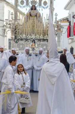 Velez Malaga, İspanya - 25 Mart 2018 insanlar geçit töreninde kutsal hafta İspanyol bir şehirde, Paskalya katılan