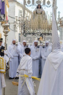 Velez Malaga, İspanya - 25 Mart 2018 insanlar geçit töreninde kutsal hafta İspanyol bir şehirde, Paskalya katılan